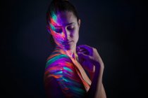 Modello in topless con luci al neon — Foto stock