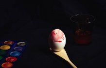 Schlecht gefärbtes Osterhuhn — Stockfoto