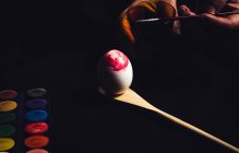 Mãos pintando ovo de Páscoa — Fotografia de Stock
