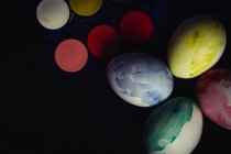 Погано забарвлені великодні курячі яйця — стокове фото