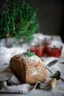 Delicioso pan de centeno aromático fresco en servilleta cerca de cuchillo y latas con mermelada casera de tomates sobre fondo borroso - foto de stock