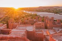 Von oben Altstadt mit Steinbauten in der Nähe schmalen Fluss zwischen Wüste und schönen Himmel mit Wolken in Marrakesch, Marokko — Stockfoto