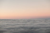 Blick auf schöne Wolkenlandschaft und klaren Himmel im Abendlicht — Stockfoto
