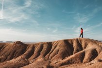 Турист на песчаных холмах каньона — стоковое фото