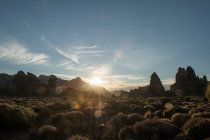 Vista pitoresca para secar a terra do deserto e colinas longe em dia sem nuvens — Fotografia de Stock