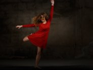 Giovane donna che balla nell'oscurità — Foto stock
