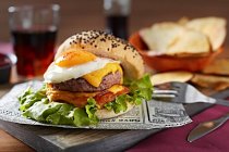 Délicieux hamburger gastronomique avec oeufs frits et fromage — Photo de stock