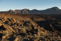 Pittoresca vista sul deserto asciutto e sulle colline lontane in una giornata senza nuvole — Foto stock