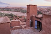 Vieille ville avec des constructions en pierre dans le désert et un beau paradis avec des nuages à Marrakech, Maroc — Photo de stock