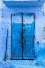 Blaue alte Tür eines alten Steingebäudes in Marrakesch, Marokko — Stockfoto