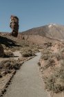 Perspektivischer Blick auf den Pfad, der zu einem Hügel in trockenem Wüstenland führt — Stockfoto