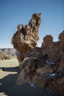 Vista prospectiva para o caminho que conduz à colina em terra seca do deserto — Fotografia de Stock