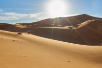 Deserto com colinas de areia e céu azul com sol em Marraquexe, Marrocos — Fotografia de Stock