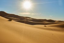 Deserto com colinas de areia e céu azul com sol em Marraquexe, Marrocos — Fotografia de Stock