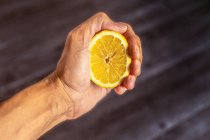 Mão de colheita com limão fresco — Fotografia de Stock