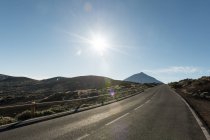 Вид на асфальтну дорогу на суходолі, що веде до гір — стокове фото