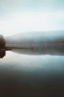 Beau lac tranquille dans le brouillard — Photo de stock
