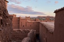 Ciudad vieja con construcciones de piedra en el desierto y hermoso cielo con nubes en Marrakech, Marruecos - foto de stock