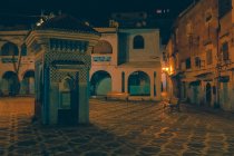 Incredibile vista della strada povera tra antiche case in serata a Marrakech, Marocco — Foto stock