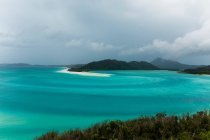Vista aérea para pitoresca paisagem marinha azul-turquesa e pequena ilha verde — Fotografia de Stock