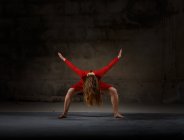 Junge Frau tanzt in der Dunkelheit — Stockfoto