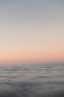 Вид на красивий хмарний пейзаж і чисте небо у вечірньому світлі — стокове фото