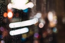 Ночной город через влажное стекло — стоковое фото