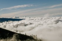 Schöne Aussicht auf Hügel mit grünem Wald und Wolken im Sonnenlicht — Stockfoto