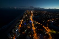 Moderne Stadt mit Wolkenkratzern bei Nacht — Stockfoto