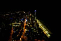Luftaufnahme von beleuchteten Wolkenkratzern und Stadtgebäuden an der Goldküste, Queensland, Australien — Stockfoto