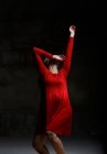 Jeune femme dansant dans l'obscurité — Photo de stock