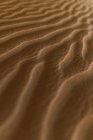 Nahaufnahme kleine Dünen auf der Oberfläche aus trockenem Sand in der trockenen Wüste in Dubai — Stockfoto