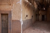 Дивовижний вид на бідну вулицю між стародавніми домами в Марракеші (Марокко). — стокове фото