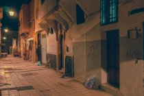 Erstaunlicher Blick auf die arme Straße zwischen alten Häusern am Abend in Marrakesch, Marokko — Stockfoto