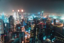Bewölkter Himmel über beleuchteter Metropole — Stockfoto