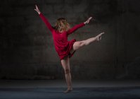 Jeune femme dansant dans l'obscurité — Photo de stock