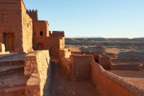 Città vecchia con costruzioni in pietra nel deserto e bel cielo con nuvole a Marrakech, Marocco — Foto stock
