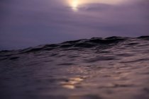 Primer plano de las olas de agua del mar y el cielo nublado - foto de stock