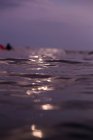Primo piano di acqua di mare ondulata su sfondo sfocato — Foto stock