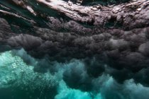 Desde abajo vista de salpicaduras en el agua azul del océano - foto de stock