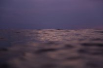 Primo piano dell'onda d'acqua del mare e cielo nuvoloso — Foto stock