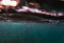 Знизу з видом бризок у блакитній воді океану — стокове фото