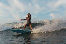 Männliches Surfen zwischen wogendem Meer mit Spritzern in Bali, Indonesien — Stockfoto