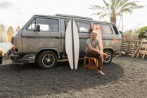 Man standing near surf boards and van — Stock Photo