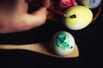 Crop mano pintura huevo de Pascua - foto de stock