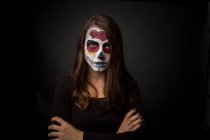 Jovem com pintura facial assustadora — Fotografia de Stock