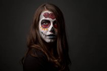 Молода жінка з моторошною фарбою для обличчя — стокове фото