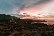 Вражаючий вигляд високого берега коло бурхливого моря і гарного хмарного неба при заході сонця в буфонах Пріа, астурії, пасма — стокове фото