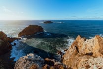 Pintoresca vista de la colina de piedra cerca del mar en un día soleado en Cabo de Penas, Asturias, España - foto de stock