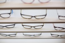 Gafas en un estante en una tienda - foto de stock